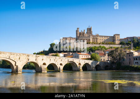 Beziers, Frankreich; 6. September 2019 - Pont Vieux, die römische Brücke über den Fluss Orb und Beziers Kathedrale Stockfoto