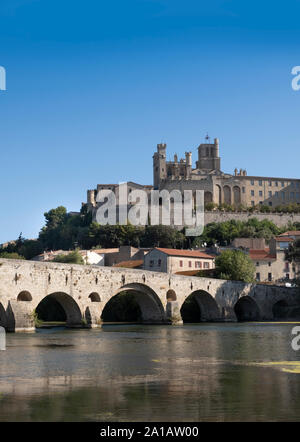 Beziers, Frankreich; 6. September 2019 - Pont Vieux, die römische Brücke über den Fluss Orb und Beziers Kathedrale Stockfoto