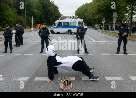 Deutschland, Hamburg City, Straßen blockieren für das Klima und die polizeilichen Maßnahmen nach Freitag für zukünftige Rally, Clown Demonstrant in Pandabär Kostüm macht Spaß für Polizei und Beobachter Stockfoto