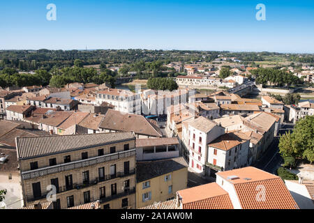 Beziers, Frankreich; 6. September 2019 - Blick vom Dom über die Dächer der Stadt mit roten Fliesen im mediterranen Stil Stockfoto