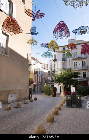 Beziers, Frankreich; 6. September 2019 - Beziers Straße mit Sonnenschirmen dekoriert Stockfoto