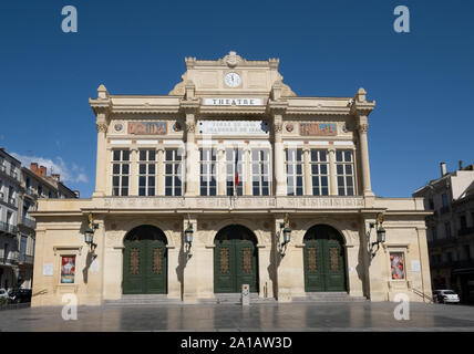 Beziers, Frankreich; 6. September 2019 - die Alte römische Brücke über den Fluss Orb und Beziers Kathedrale Stockfoto