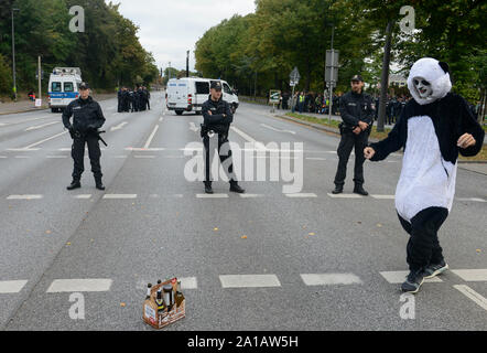 Deutschland, Hamburg City, Straßen blockieren für das Klima und die polizeilichen Maßnahmen nach Freitag für zukünftige Rally, Clown Demonstrant in Pandabär Kostüm macht Spaß für Polizei und Beobachter Stockfoto