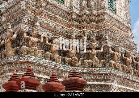 Alte chinesische Figuren mit Keramikfliesen, am Wat Arun Tempel, auf dem Fluss Chao Phraya. Yai district, Bangkok, Thailand Stockfoto