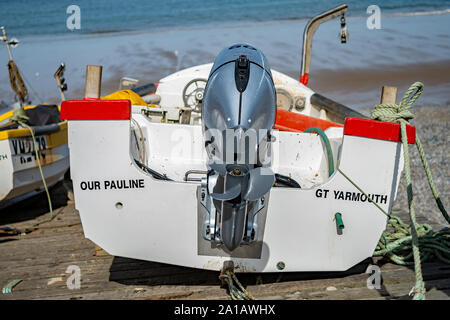 Kleines Fischerboot auf der Rampe auf Sheringham Beach Norfolk Stockfoto