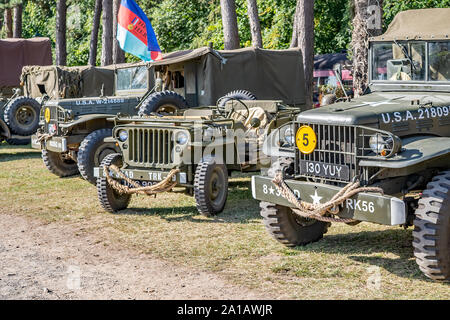 Reihe der vierziger Jahre militärische Off-Road-Fahrzeuge, die auf der jährlichen 1940 Wochenende in Holt und Sheringham Stockfoto