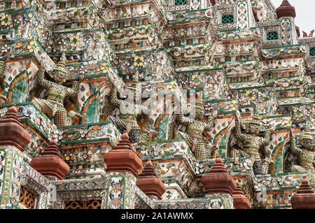 Alte chinesische Figuren mit Keramikfliesen, am Wat Arun Tempel, auf dem Fluss Chao Phraya. Yai district, Bangkok, Thailand Stockfoto