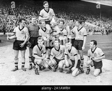 Die siegreichen Wolverhampton Wanderers Football Club aus England, im Wembley Stadion am 7. Mai 1960, der gerade gewann den FA Cup gegen die Blackburn Rovers. Die Wölfe Captain Bill Slater hält die Schale, die von seinem Teamkollegen umgeben. Stockfoto