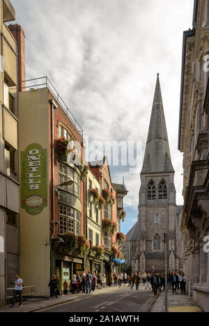 St Andrew's Church am Ende der Kirche Ln durch O'Neills Pub in Dublin, Irland gesehen Stockfoto