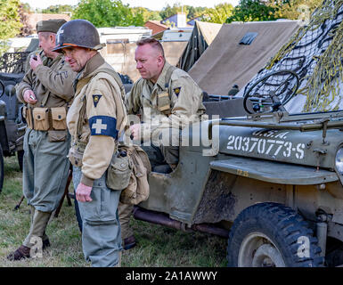 Männer verkleidet als 1940 US-Soldaten für eine Re-enactment während der jährlichen 40er Wochenende im Holt und Sheringham Stockfoto