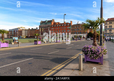 Personen, die grattan Bridge in Dublin, Irland auf einem sonnigen Nachmittag Stockfoto