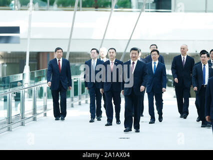 (190925)-BEIJING, Sept. 25, 2019 (Xinhua) - der chinesische Präsident Xi Jinping, auch Generalsekretär der Kommunistischen Partei Chinas (KPCH) und Vorsitzender der Zentralen Militärkommission, Spaziergänge zum Schauplatz für den Betrieb Zeremonie der Pekinger Daxing internationaler Flughafen auf Sept. 25, 2019. Die Zeremonie wurde der Flughafen in Peking am Mittwoch vormittag statt. Xi. An der Zeremonie nahmen, verkündet die offizielle Eröffnung des Flughafen an und besuchten das Terminal Gebäude. (Xinhua / Liu Bin) Stockfoto