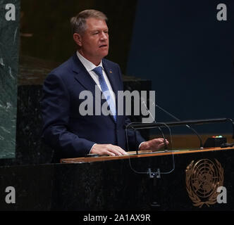 New York, Vereinigte Staaten. 25 Sep, 2019. Rumäniens Präsident Klaus Werner 26,13 spricht auf dem 74. Allgemeine Aussprache bei der Generalversammlung der Vereinten Nationen am Sitz der Vereinten Nationen am Mittwoch, September 25, 2019 in New York City. Foto von Jemal Countess/UPI Quelle: UPI/Alamy leben Nachrichten Stockfoto