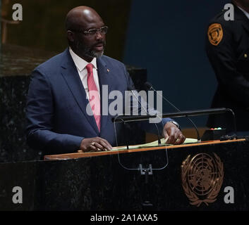 New York, Vereinigte Staaten. 25 Sep, 2019. Präsident von Liberia George Manneh Weah spricht auf dem 74. Allgemeine Aussprache bei der Generalversammlung der Vereinten Nationen am Sitz der Vereinten Nationen am Mittwoch, September 25, 2019 in New York City. Foto von Jemal Countess/UPI Quelle: UPI/Alamy leben Nachrichten Stockfoto