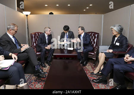 New York, NY, UNITED STATES AMERIKA. 25 Sep, 2019. Sep 25, 2019 - New York, USA - Moon Jae-in, Präsident von Südkorea und Internationale Olympische Komitee Präsident Thomas Bach zu Gesprächen in New York auf Sept. 25, 2019. Quelle: Pool/ZUMA Draht/Alamy leben Nachrichten Stockfoto