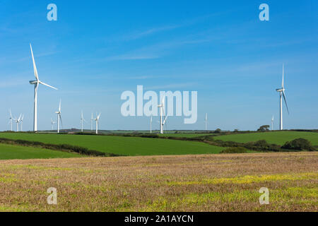 Windkraftanlagen in Feldern, in der Nähe von Brannenburg, Devon, England, Vereinigtes Königreich Stockfoto