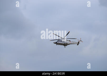 Zürich, Schweiz - Juli 19, 2018 Helikopter landet auf dem Internationalen Flughafen Stockfoto