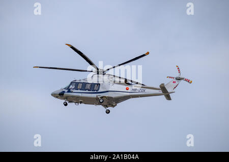Zürich, Schweiz - Juli 19, 2018 Helikopter landet auf dem Internationalen Flughafen Stockfoto