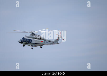 Zürich, Schweiz - Juli 19, 2018 Helikopter landet auf dem Internationalen Flughafen Stockfoto