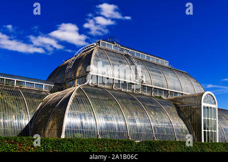 Äußere des Palm House, einem viktorianischen Gewächshaus in Kew Gardens, Richmond, London, England, Großbritannien Stockfoto