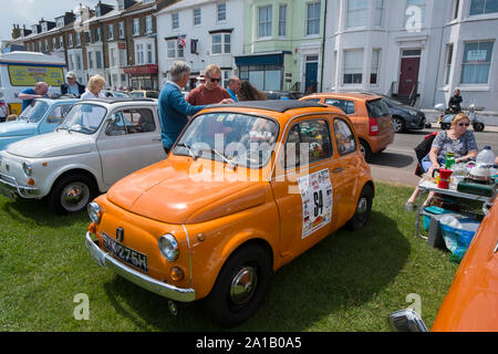 1960er Fiat 500 Cinquecento Autos im Angebot Classic Motor Show auf Walmer Grün durch den Strand, Deal, Kent, Großbritannien Stockfoto