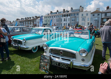 1950er Jahre zwei Ton türkis und weiß Austin Metropolitan Limousine und 1500 Cabrio im Angebot Classic Motor Show auf Walmer Grün durch den Strand, Deal, Stockfoto