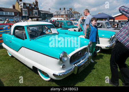 1950er Jahre zwei Ton türkis und weiß Austin Metropolitan Limousine und 1500 Cabrio im Angebot Classic Motor Show auf Walmer Grün durch den Strand, Deal, Stockfoto