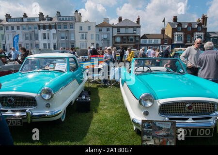 1950er Jahre zwei Ton türkis und weiß Austin Metropolitan Limousine und 1500 Cabrio im Angebot Classic Motor Show auf Walmer Grün durch den Strand, Deal, Stockfoto