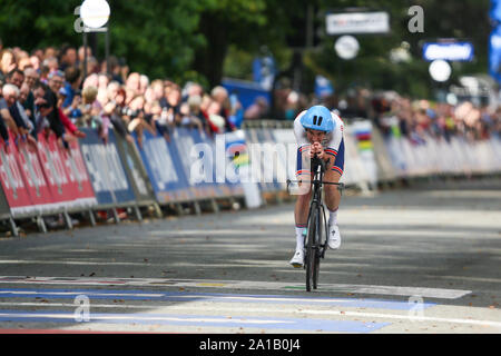 Harrogate, Großbritannien. 25. September 2019. John Archibald von Großbritannien kreuzt die Linie an der 2019 UCI Road World Championships Mens Elite Einzelzeitfahren. September 25, 2019 Credit Dan-Cooke/Alamy leben Nachrichten Stockfoto