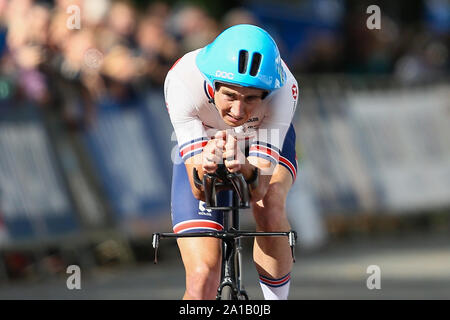 Harrogate, Großbritannien. 25. September 2019. John Archibald von Großbritannien kreuzt die Linie an der 2019 UCI Road World Championships Mens Elite Einzelzeitfahren. September 25, 2019 Credit Dan-Cooke/Alamy leben Nachrichten Stockfoto