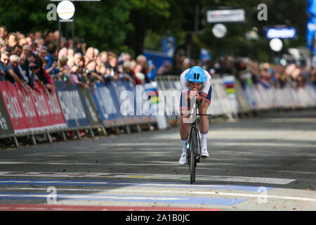 Harrogate, Großbritannien. 25. September 2019. John Archibald von Großbritannien kreuzt die Linie an der 2019 UCI Road World Championships Mens Elite Einzelzeitfahren. September 25, 2019 Credit Dan-Cooke/Alamy leben Nachrichten Stockfoto