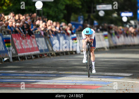 Harrogate, Großbritannien. 25. September 2019. John Archibald von Großbritannien kreuzt die Linie an der 2019 UCI Road World Championships Mens Elite Einzelzeitfahren. September 25, 2019 Credit Dan-Cooke/Alamy leben Nachrichten Stockfoto