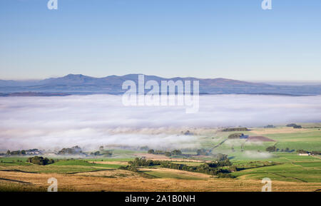 Blick über Nebel/Temperaturinversion in der Eden Valley Cumbria an der nord-östlichen Lake District Fells von hartside im nördlichen Pennines Stockfoto