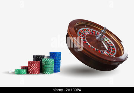 Nahaufnahme einer braunen Roulette und die Chips im Stapel, auf weißem Hintergrund. Spielende Unterhaltung. Stockfoto