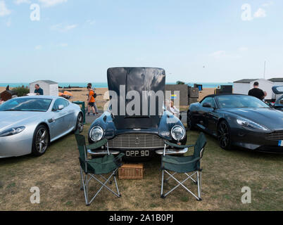 1950 Aston Martin DB 2/4 an der Deal Classic Motor Show auf Walmer Grün durch den Strand, Deal, Kent, Großbritannien Stockfoto