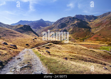 Lake District Fells - Berg weg in Richtung Grisedale Dollywagon Hecht, Eagle Crag und Mittelste Hecht auf der südlichen Seite der Helvellyn Stockfoto