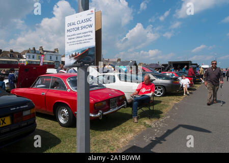 Eigentümer sitzt neben seinem roten 60er Alfa Romeo 2000 Sprint im Angebot Classic Motor Show auf Walmer Grün durch den Strand, Deal, Kent, Großbritannien Stockfoto