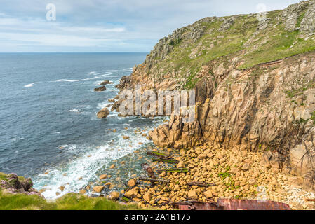 Wrack der Schiffbruch der RMS Mülheim an der Basis der Klippen am Castle Zawn in der Nähe von Land's End, Cornwall, England. UK. Stockfoto