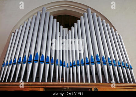 Ein kreativer Blick auf Orgelpfeifen in der Pfarrkirche St. Maria in Worstead, Norfolk, England, Vereinigtes Königreich, Europa. Stockfoto