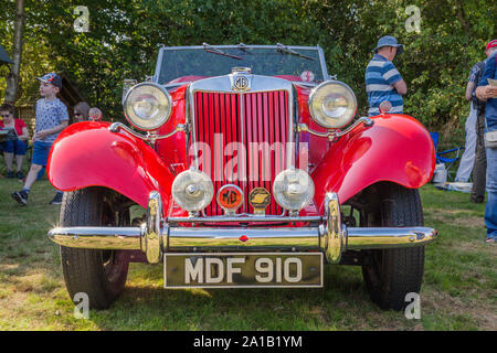 Ein rotes 1953 MG 1250 cc Britische Sportwagen ein Klassiker und Oldtimer Show in Belbroughton, UK. Stockfoto