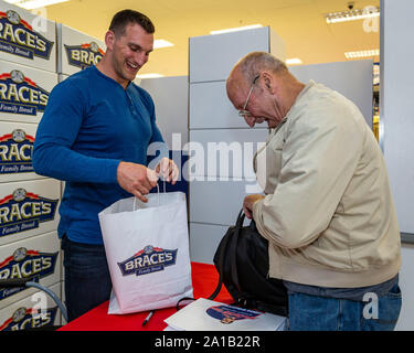 CARDIFF, VEREINIGTES KÖNIGREICH. 25. Sep 2019. Rugby Spieler Sam Warburton bei einer Autogrammstunde für seine Autobiographie offene Seite zurückgezogen. Statt bei Tesco Extra, Western Avenue und durch Klammern Brot gefördert. © Foto Matthew Lofthouse - Freier Fotograf Credit: Matthew Lofthouse/Alamy leben Nachrichten Stockfoto