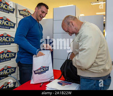 CARDIFF, VEREINIGTES KÖNIGREICH. 25. Sep 2019. Rugby Spieler Sam Warburton bei einer Autogrammstunde für seine Autobiographie offene Seite zurückgezogen. Statt bei Tesco Extra, Western Avenue und durch Klammern Brot gefördert. © Foto Matthew Lofthouse - Freier Fotograf Credit: Matthew Lofthouse/Alamy leben Nachrichten Stockfoto