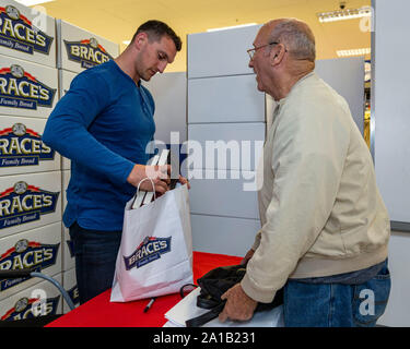 CARDIFF, VEREINIGTES KÖNIGREICH. 25. Sep 2019. Rugby Spieler Sam Warburton bei einer Autogrammstunde für seine Autobiographie offene Seite zurückgezogen. Statt bei Tesco Extra, Western Avenue und durch Klammern Brot gefördert. © Foto Matthew Lofthouse - Freier Fotograf Credit: Matthew Lofthouse/Alamy leben Nachrichten Stockfoto