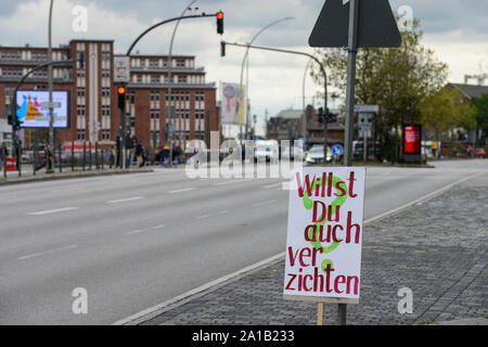 Deutschland, Hamburg City, Freitags für die zukünftige Bewegung, alle für Klima Rallye mit 70.000 Demonstranten für den Klimaschutz, Links Banner auf der Straße mit Slogan möchten Sie es aufgeben? Weniger Verbrauch mehr Klimaschutz Stockfoto