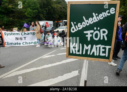 Deutschland, Hamburg City, Straßen blockieren nach Freitag für zukünftige Rallye, Banner System ändern nicht den Klimawandel und discobedience für das Klima, schwedisch: för klimatet/Deutschland, Hamburg, Sitzblockaden / Demo der Freitags - für die Zukunft / Alle fürs Klima 20.9.2019 Stockfoto