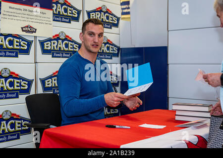 CARDIFF, VEREINIGTES KÖNIGREICH. 25. Sep 2019. Rugby Spieler Sam Warburton bei einer Autogrammstunde für seine Autobiographie offene Seite zurückgezogen. Statt bei Tesco Extra, Western Avenue und durch Klammern Brot gefördert. © Foto Matthew Lofthouse - Freier Fotograf Credit: Matthew Lofthouse/Alamy leben Nachrichten Stockfoto