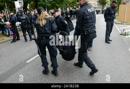 DEUTSCHLAND, Hamburg, Straßenblockade für das Klima und Polizeiaktionen nach Freitagen für zukünftige Kundgebung, Räumung einer Straßenblockade durch die Polizei Stockfoto