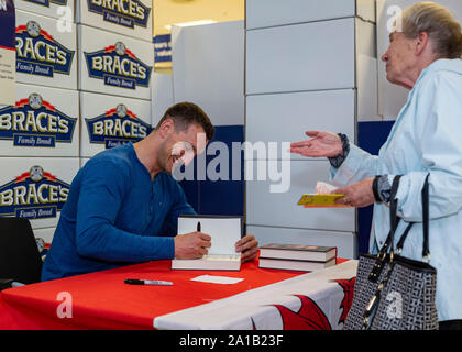 CARDIFF, VEREINIGTES KÖNIGREICH. 25. Sep 2019. Rugby Spieler Sam Warburton bei einer Autogrammstunde für seine Autobiographie offene Seite zurückgezogen. Statt bei Tesco Extra, Western Avenue und durch Klammern Brot gefördert. © Foto Matthew Lofthouse - Freier Fotograf Credit: Matthew Lofthouse/Alamy leben Nachrichten Stockfoto