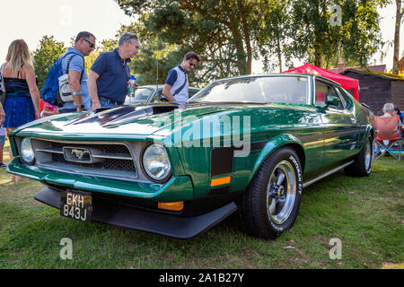 A 1971 Ford Mustang Mach 1 mit klassischen dual Lufthutze Motorhaube zeichnet Interesse an einem Oldtimer Show in Belbroughton. Stockfoto