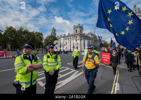 London, Großbritannien. 25 Sep, 2019. Warten auf die Tore für die Ankunft von Boris Johnson - Menschen warten auf die Ankunft der Premierminister Boris Johnson am letzten Tag, bevor er diese Sitzung des Parlaments früh endet. Credit: Guy Bell/Alamy leben Nachrichten Stockfoto